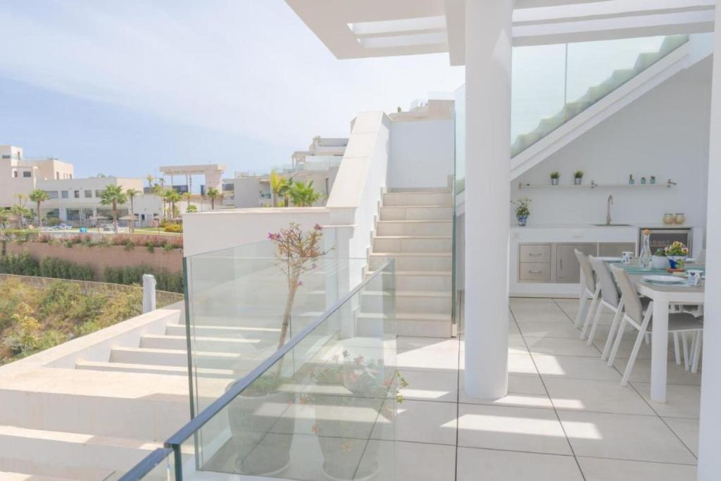 Balkon lub taras w obiekcie Luxurious penthouse in La Cala Casa Banderas - 3 Golf Facilites close by!