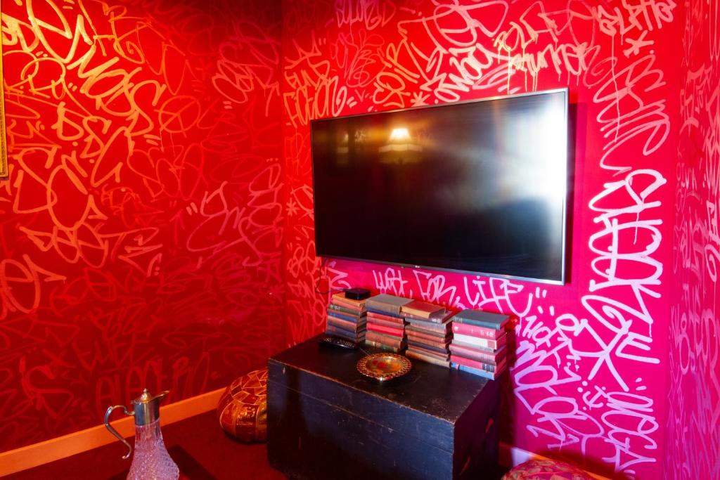 TV a/nebo společenská místnost v ubytování The Walled Off Hotel
