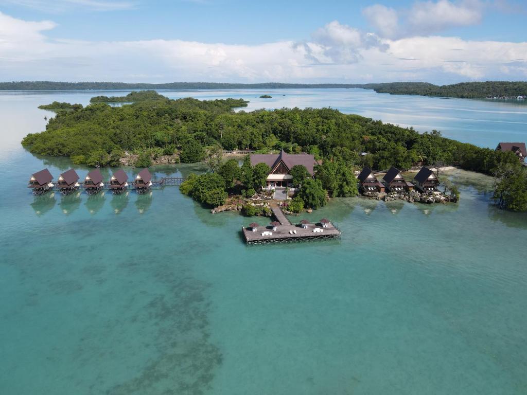 eine Luftansicht eines Resorts auf einer Insel im Wasser in der Unterkunft Sienna Resort in Maratua Atoll
