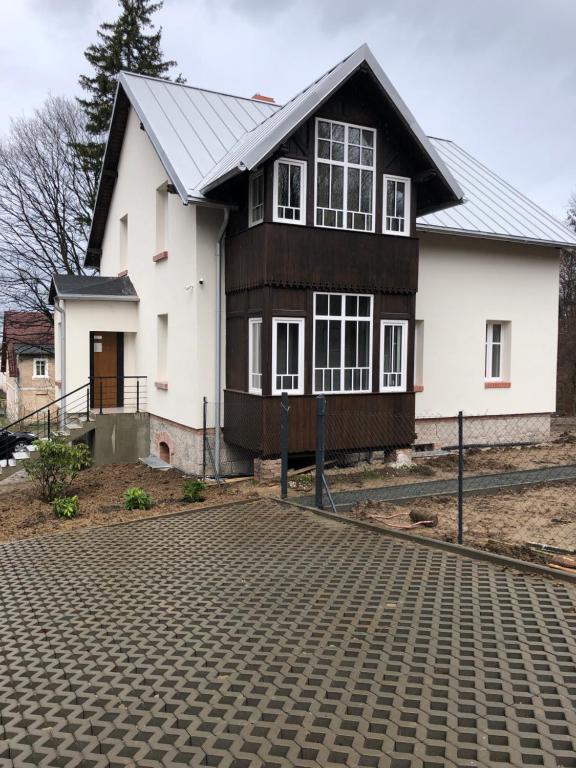 uma casa com uma entrada de tijolos em frente em Przystanek Karpacz em Karpacz