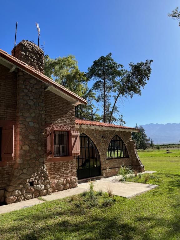 ein Steingebäude mit einem Fenster auf einem Feld in der Unterkunft Casa Campo - Altamira in Campo Los Andes