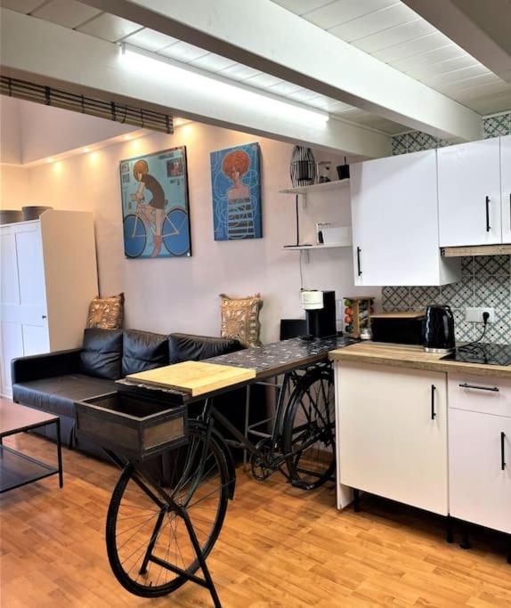 Kuchyň nebo kuchyňský kout v ubytování klimatyczny loft i egzotyczny basen