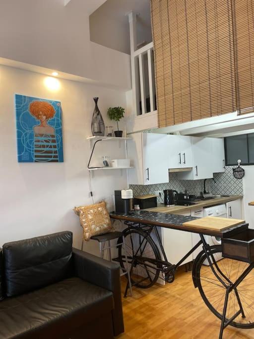 Kuchyň nebo kuchyňský kout v ubytování klimatyczny loft i egzotyczny basen