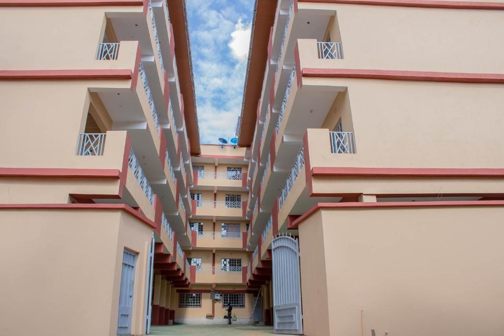 Vistas a un edificio de apartamentos con balcones en Trice Homes One Bedroom Condo at Lavender Apartment, en Nanyuki
