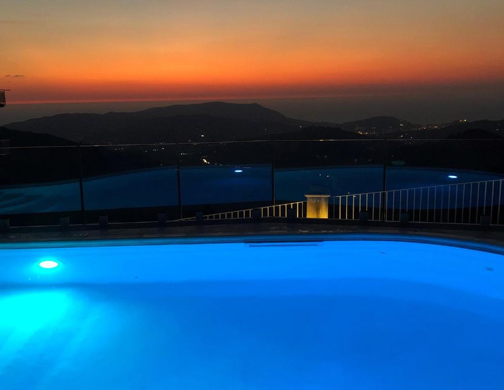 - une vue sur la piscine au coucher du soleil dans l'établissement Palazzo Gargano, à Prignano Cilento