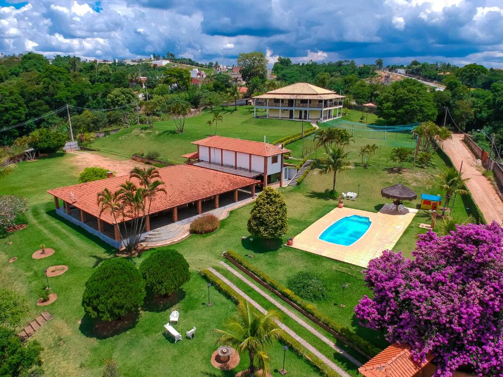 an aerial view of a house and a swimming pool at Pousada Espaço do Sol in Araçariguama