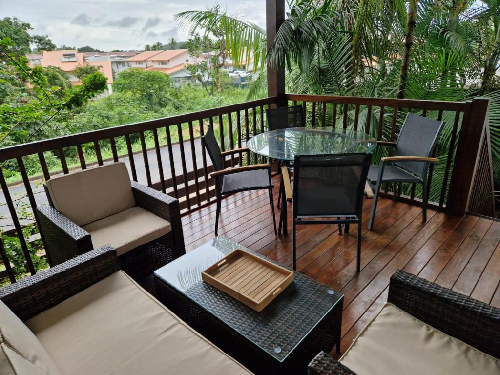 patio con tavolo e sedie su una terrazza di Appart Damazonie T3 Idéalement situé a Montjoly