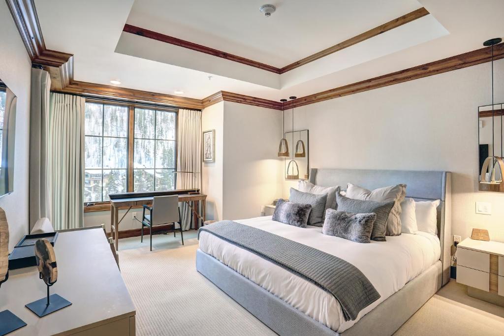 Postel nebo postele na pokoji v ubytování The Vail Collection at the Ritz Carlton Residences Vail