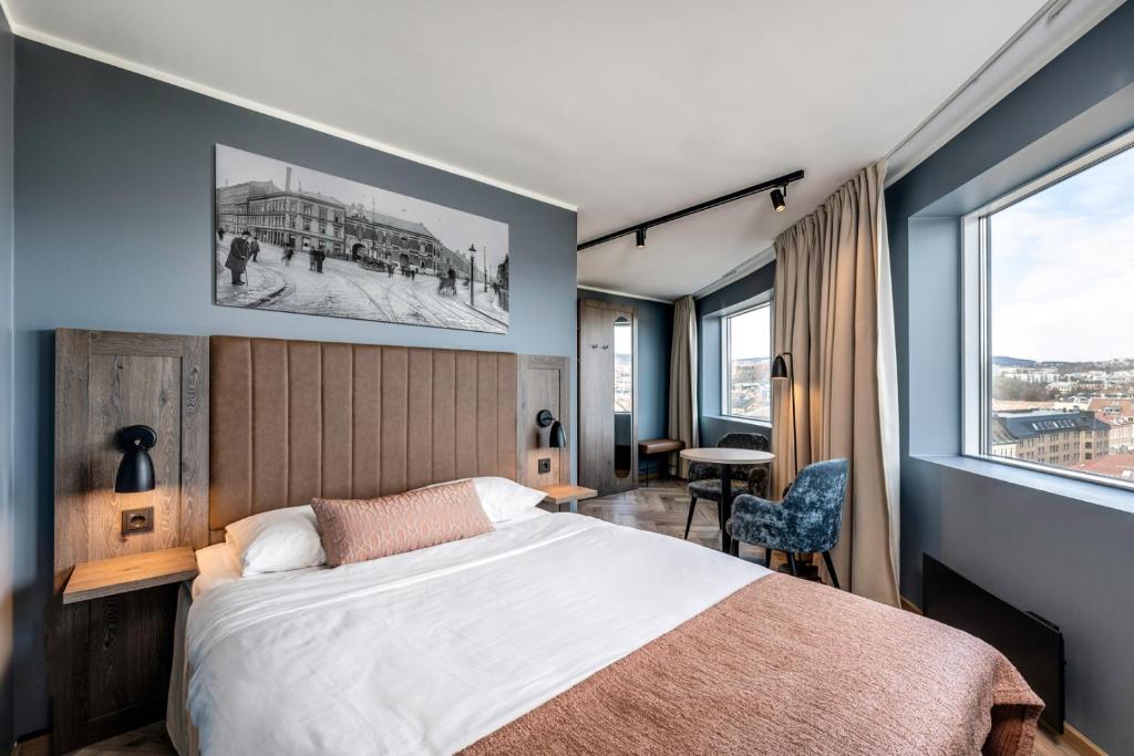 1 dormitorio con cama y ventana grande en Anker Hotel en Oslo
