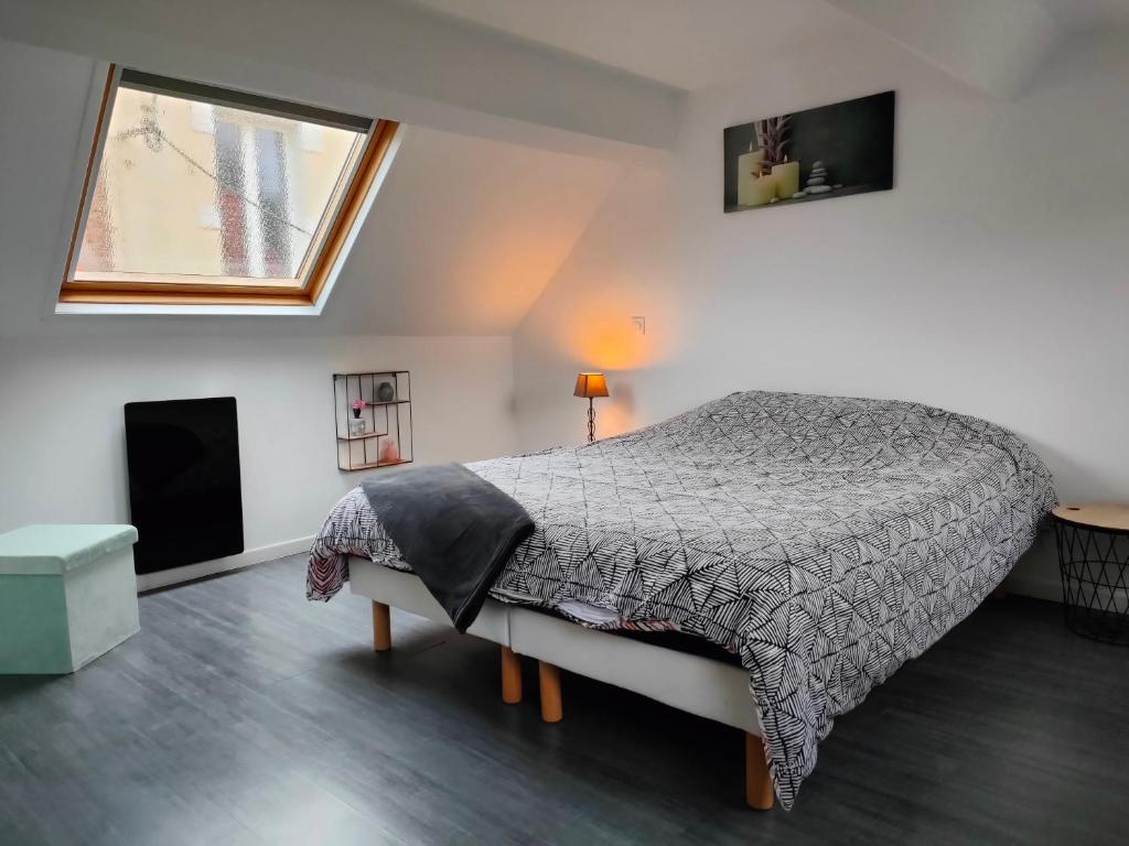 een slaapkamer met een bed en een raam bij Chez Gabinou in Boulogne-sur-Mer