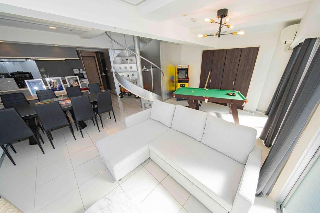 Piljardilaud majutusasutuses メルシアター鈍色の風・最上階デザイナーズルーム