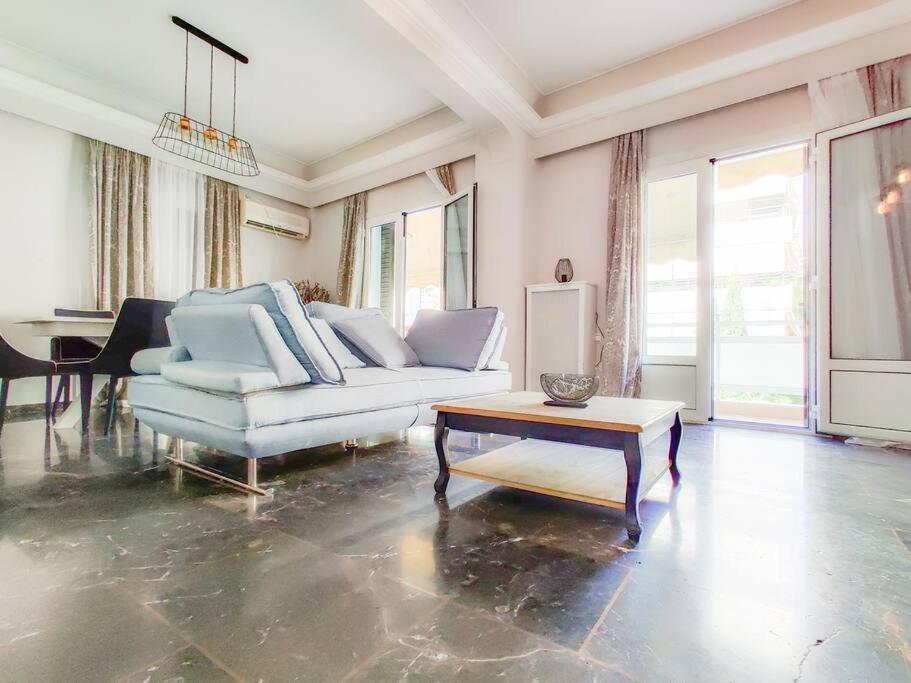 Khu vực ghế ngồi tại Spacious 2bedroom apartment near Athens and sea