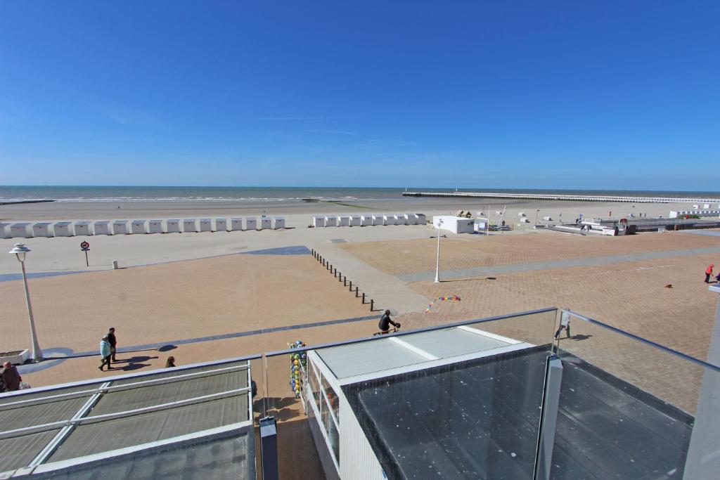 vistas a la playa desde la parte superior de un edificio en Havengeul 0202 Nieuwpoort, en Nieuwpoort