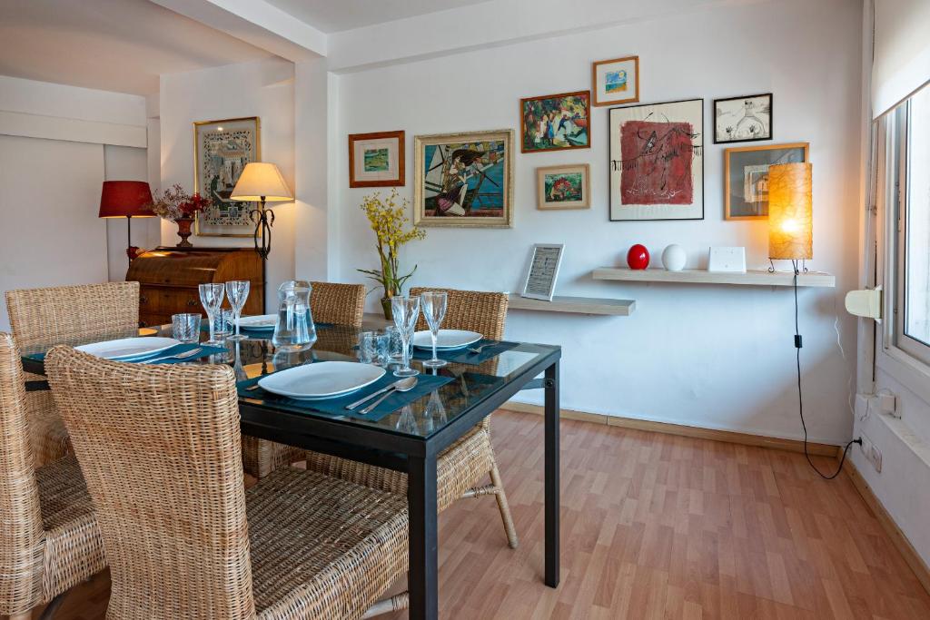 une salle à manger avec une table et des chaises en verre dans l'établissement Habitat Apartments Ribes, à Barcelone