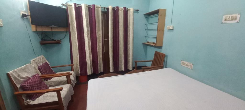 Postel nebo postele na pokoji v ubytování Kiran Guest House