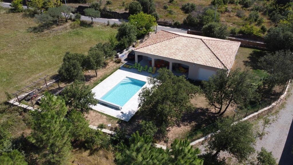 widok z lotu ptaka na dom z basenem w obiekcie Villa La Barbière w mieście Sallelles