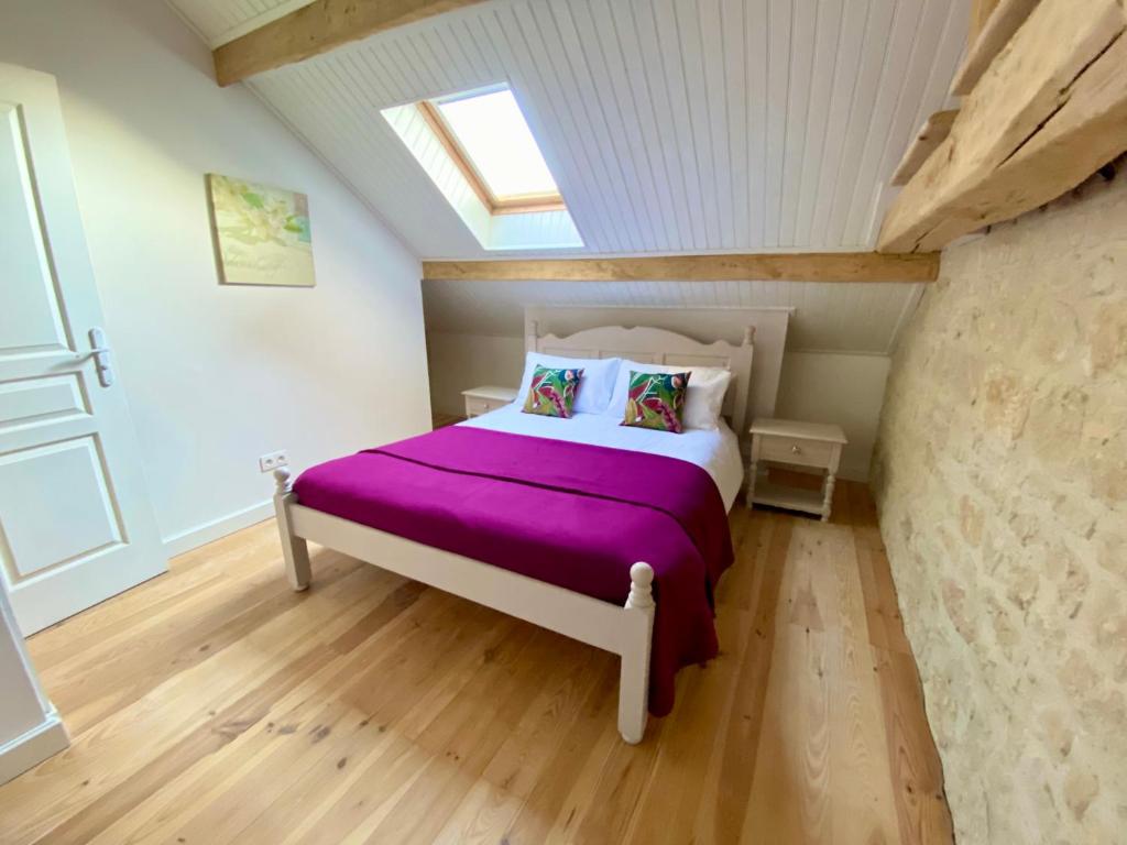 En eller flere senger på et rom på La Montgrande, 2 bed gîte, Aulnay