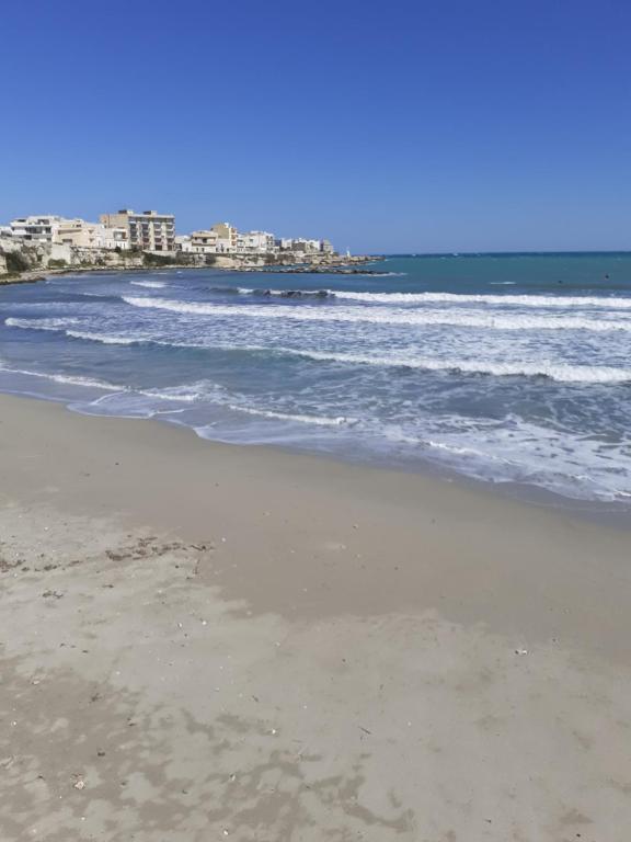 CasamassellaにあるCasa Vacanze Maninの海と街を背景にしたビーチ
