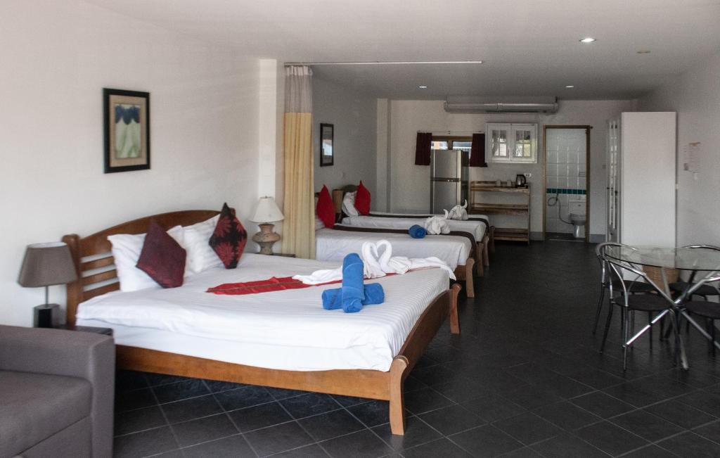 Postel nebo postele na pokoji v ubytování Deng's kamala beach Guesthouse