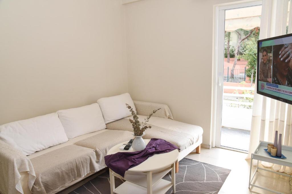 sala de estar con sofá y mesa en Sunny and Quiet 1 Bedroom Apt, en Atenas