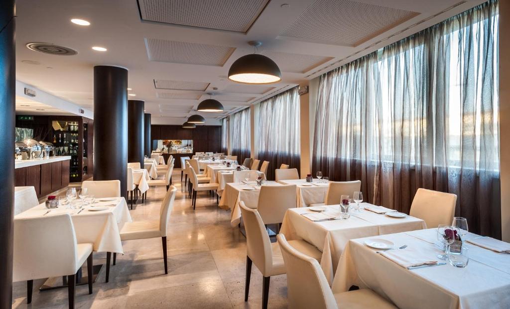 Reštaurácia alebo iné gastronomické zariadenie v ubytovaní Crowne Plaza Milan City by IHG