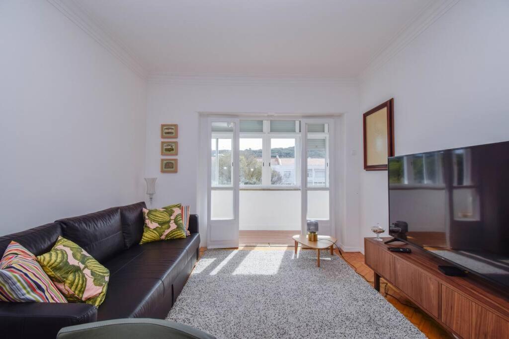 TV a/nebo společenská místnost v ubytování Cozy and Sunny Family Apartment