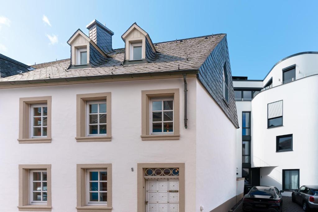 Casa blanca con garaje y 2 edificios en Casa Benedicta, en Trier