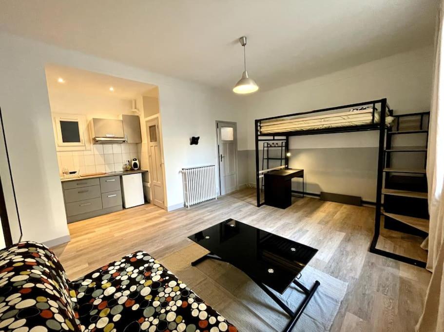 - un salon avec un canapé et des lits superposés dans l'établissement Studio Place Castellane, à Marseille