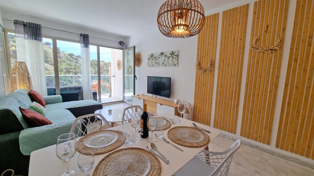 een woonkamer met een tafel en stoelen en een bank bij Private balcony, sunny all year round, with nice views in Benidorm
