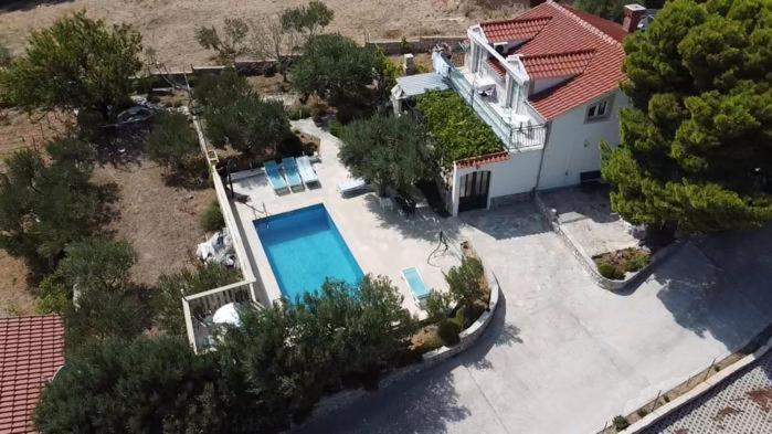 an aerial view of a house with a swimming pool at Villa-kuća za odmor "RATAC" in Bol