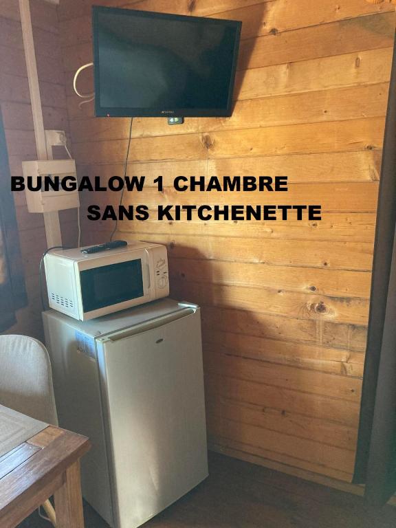 TV a/nebo společenská místnost v ubytování Les Bungalows les Vanilliers, Sud Sauvage avec piscine