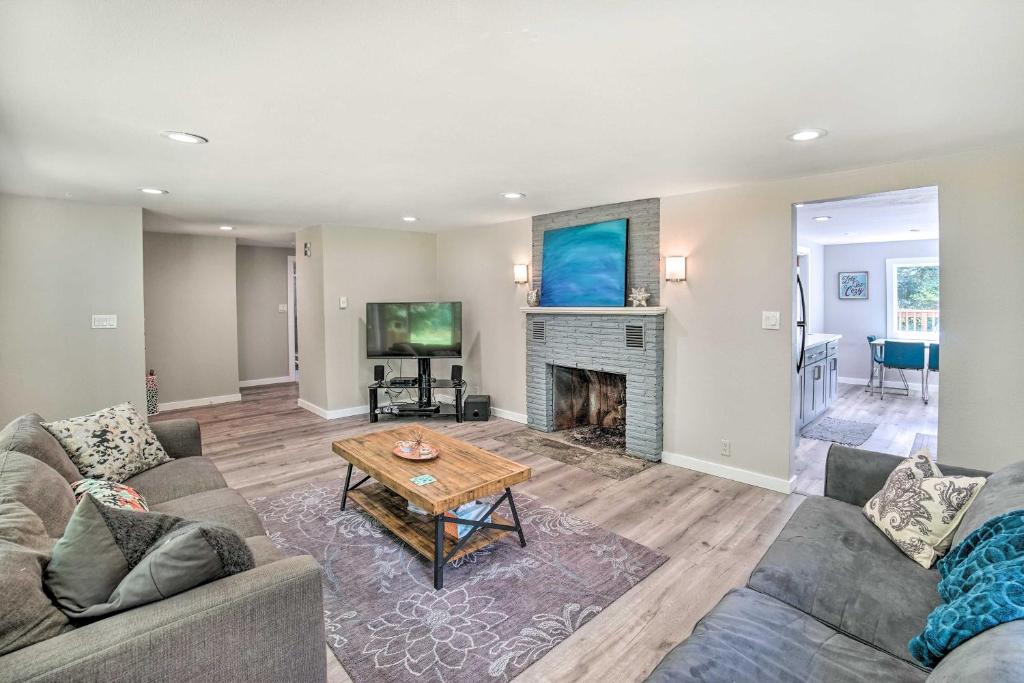 a living room with a couch and a fireplace at Modern Gold Bar Vacation Rental with Mountain View in Gold Bar