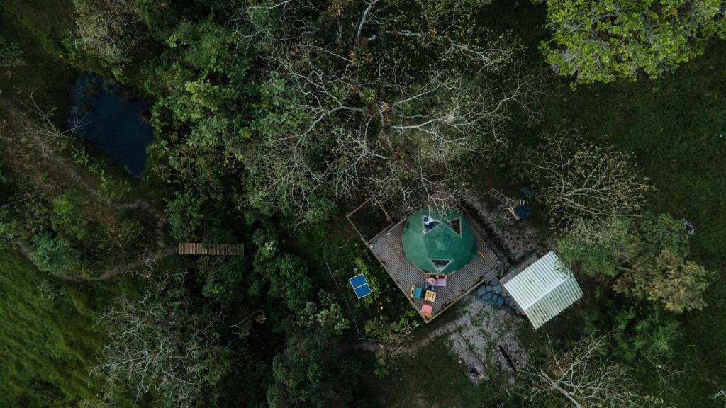 Ptičja perspektiva nastanitve Yátaro Refugio Glamping