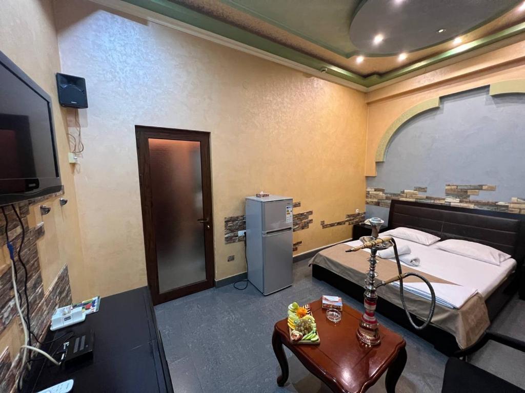 TV a/nebo společenská místnost v ubytování JOY Hotel