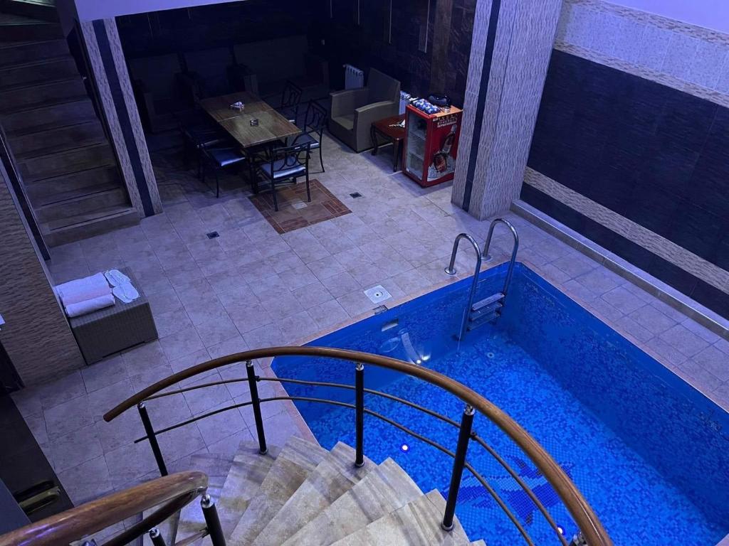 Bazén v ubytování JOY Hotel nebo v jeho okolí