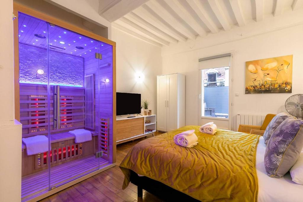 ein Schlafzimmer mit einem Bett und einem großen Fenster in der Unterkunft Terrasse Godrans en plein cœur de ville in Dijon