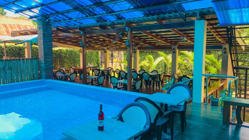 Bazén v ubytování Mabini Hotel nebo v jeho okolí