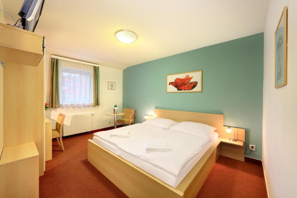 1 dormitorio con 1 cama blanca grande en una habitación en Penzion Krumlov - B&B - Massage studio, en Český Krumlov