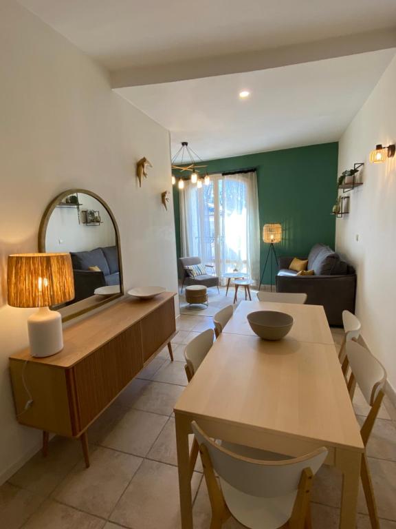 - un salon avec une table et un canapé dans l'établissement Le Loft CITY, au cœur du village, à Saint-Rémy-de-Provence