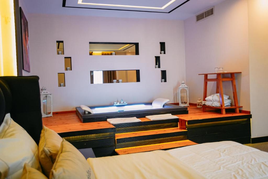Hotel Delta - Image 2