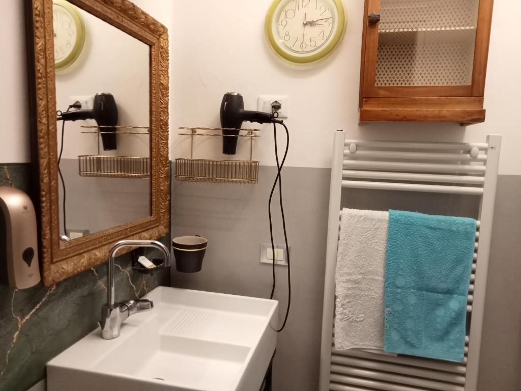 AURY HOUSE - STATlON - -Via-Platani-7- - Housity