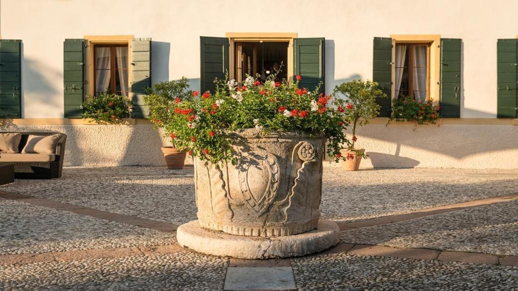 龐扎諾威尼托的住宿－Hotel Donna Lucia，一座石头种植园,在一座建筑前种满鲜花