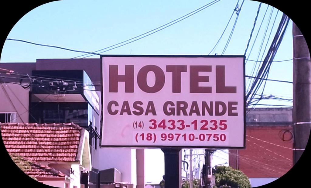 una señal de hotel casa grande frente a un edificio en Hotel Casa Grande Max, en Marília