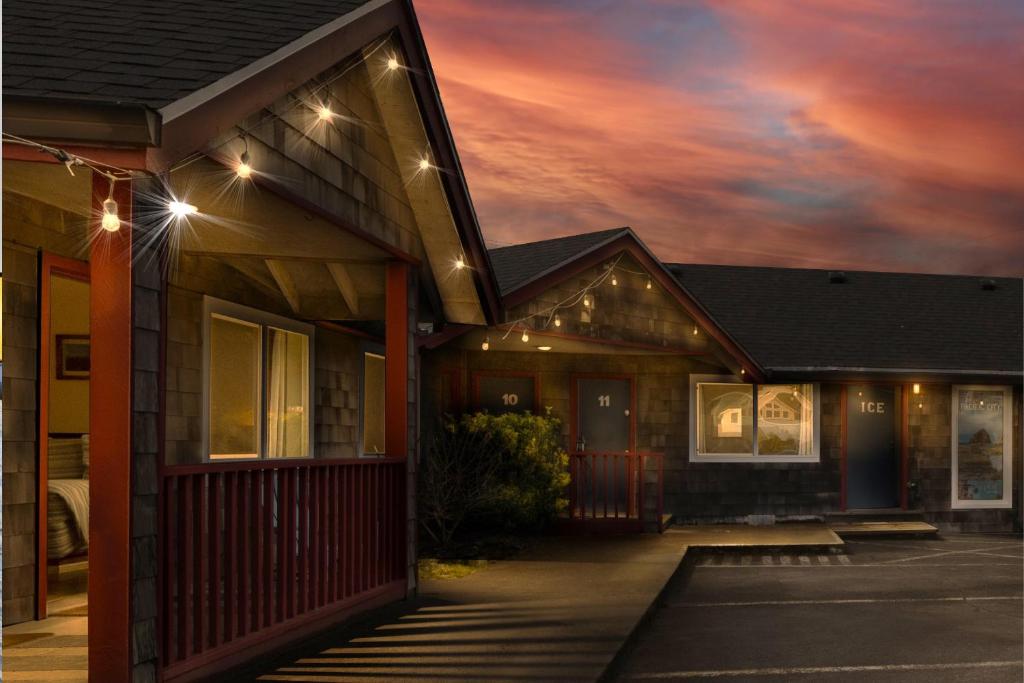 een huis met lichten aan de voorkant bij Surf & Sand Inn in Pacific City
