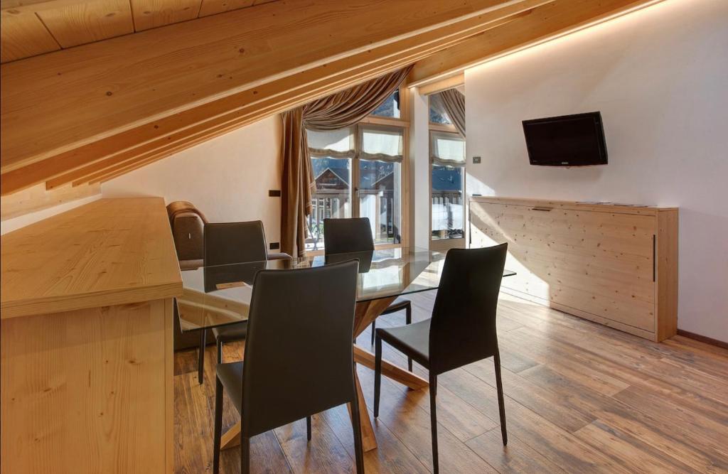 TV a/nebo společenská místnost v ubytování Olympic Chalet