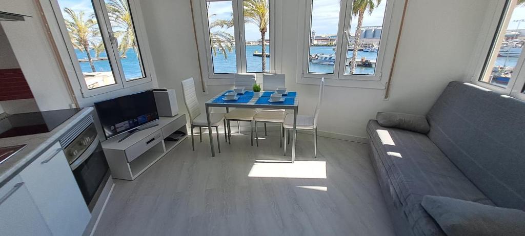 sala de estar con mesa y sofá en Port 1, en Tarragona