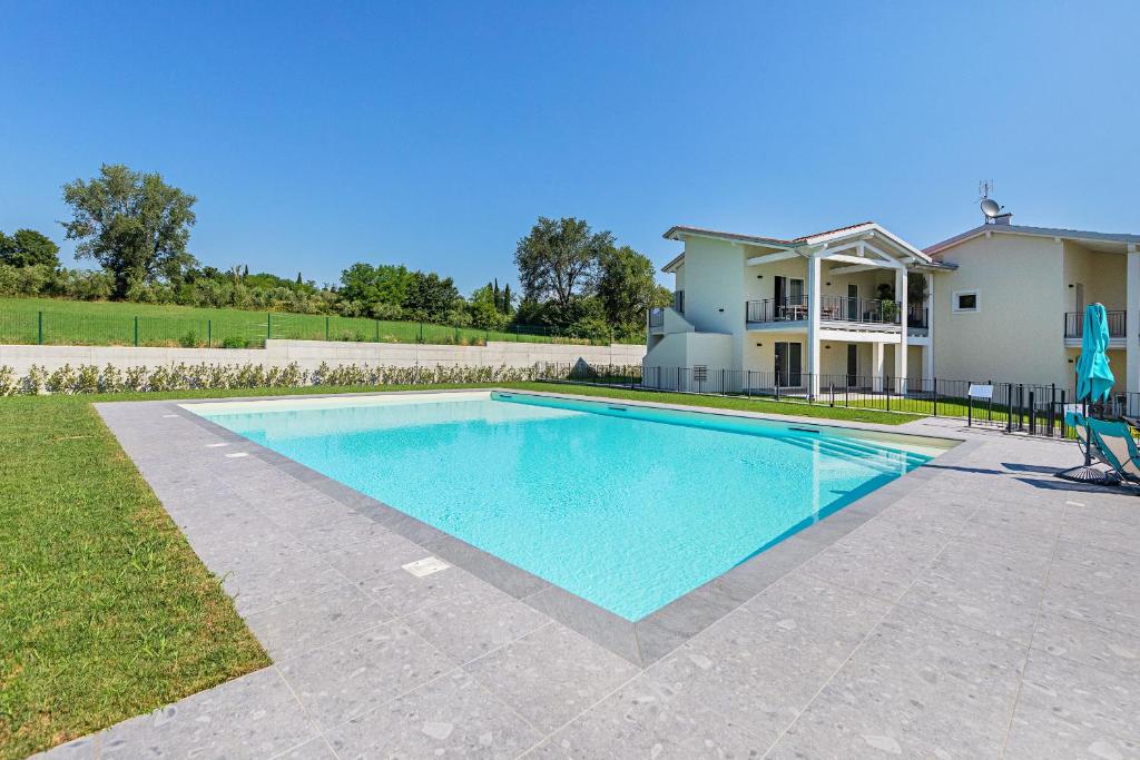 ein Pool vor einem Haus in der Unterkunft La Cittadella P1-14 by Wonderful Italy in Manerba del Garda