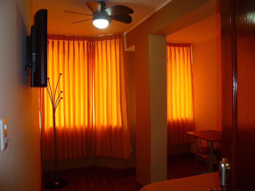 TV a/nebo společenská místnost v ubytování Hospedaje Oasis