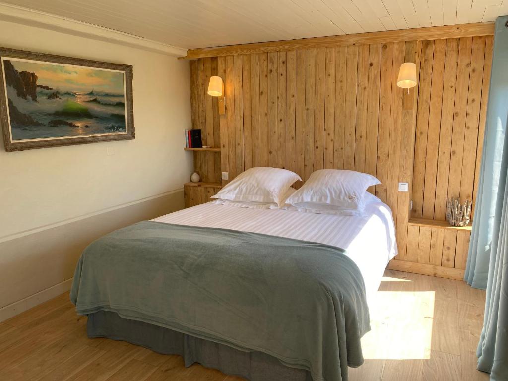 una camera con un grande letto di La Bastide du Beausset-Vieux a Le Beausset