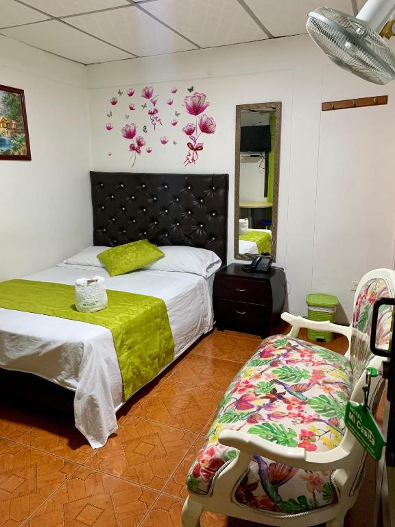 Postel nebo postele na pokoji v ubytování Hotel Mi Casita Pereira